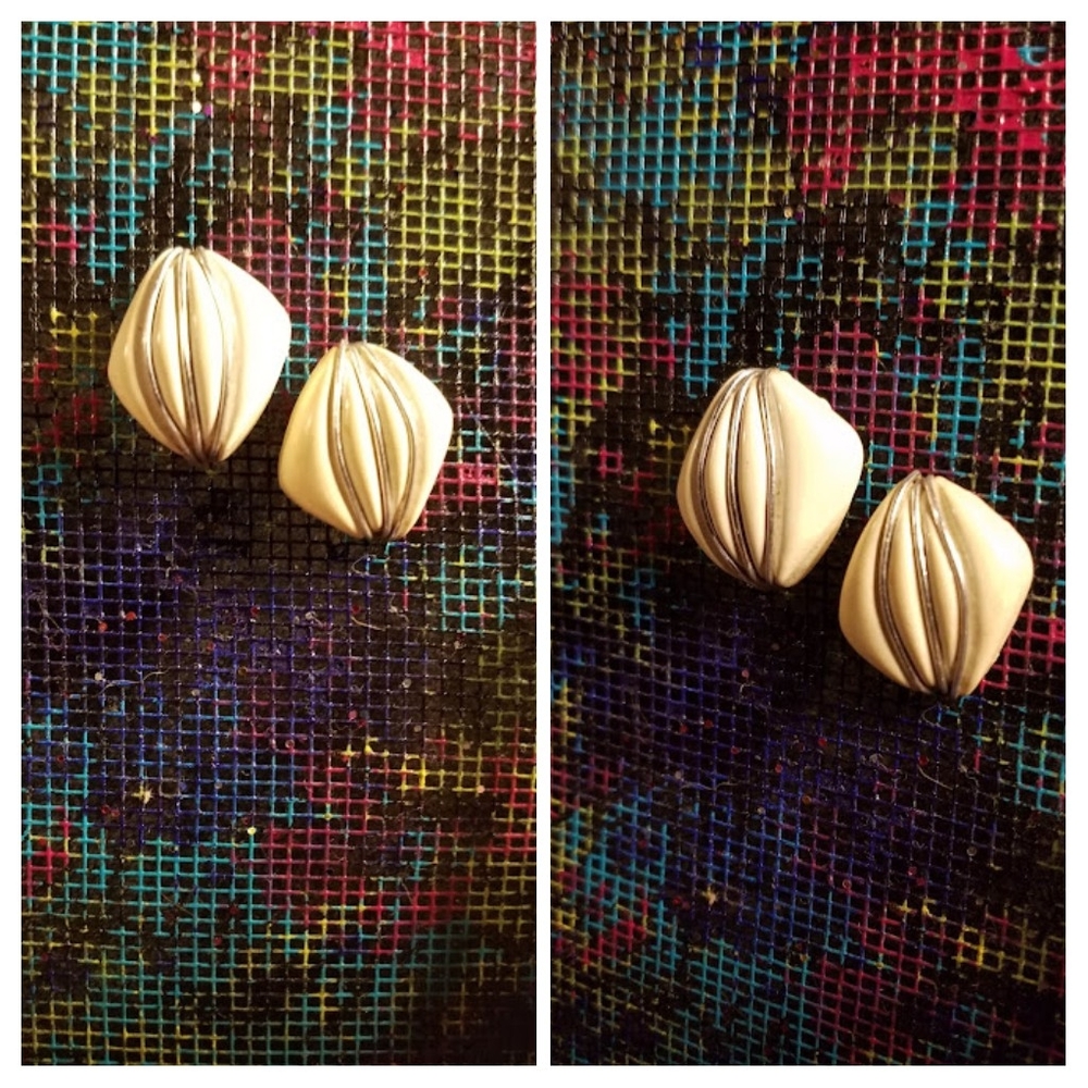 Pair white silver post earnings